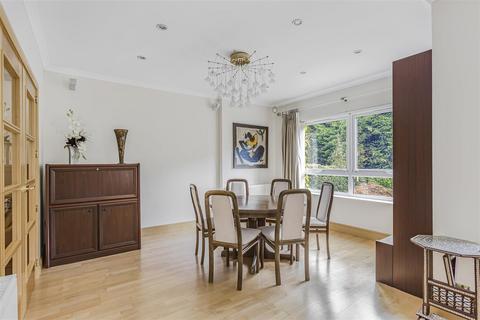 2 Barn Close, Radlett, WD7 8LN