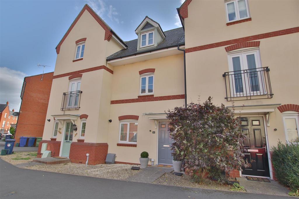 Gainsborough Road Walton Cardiff, Tewkesbury 3 bed terraced house for