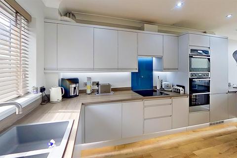 73 Darwin Close, Medbourne, Milton Keynes, MK5 6FF