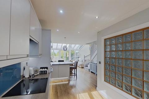 73 Darwin Close, Medbourne, Milton Keynes, MK5 6FF