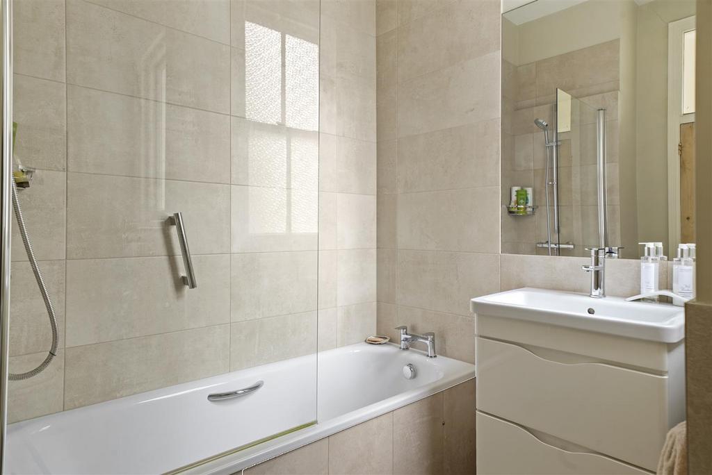 22 Dungarvan Avenue - k Xe FVe In0r5 Up Hunqw Hl.jpg