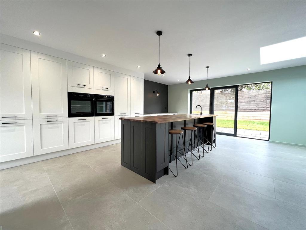 Kitchen and breakfast bar.jpg