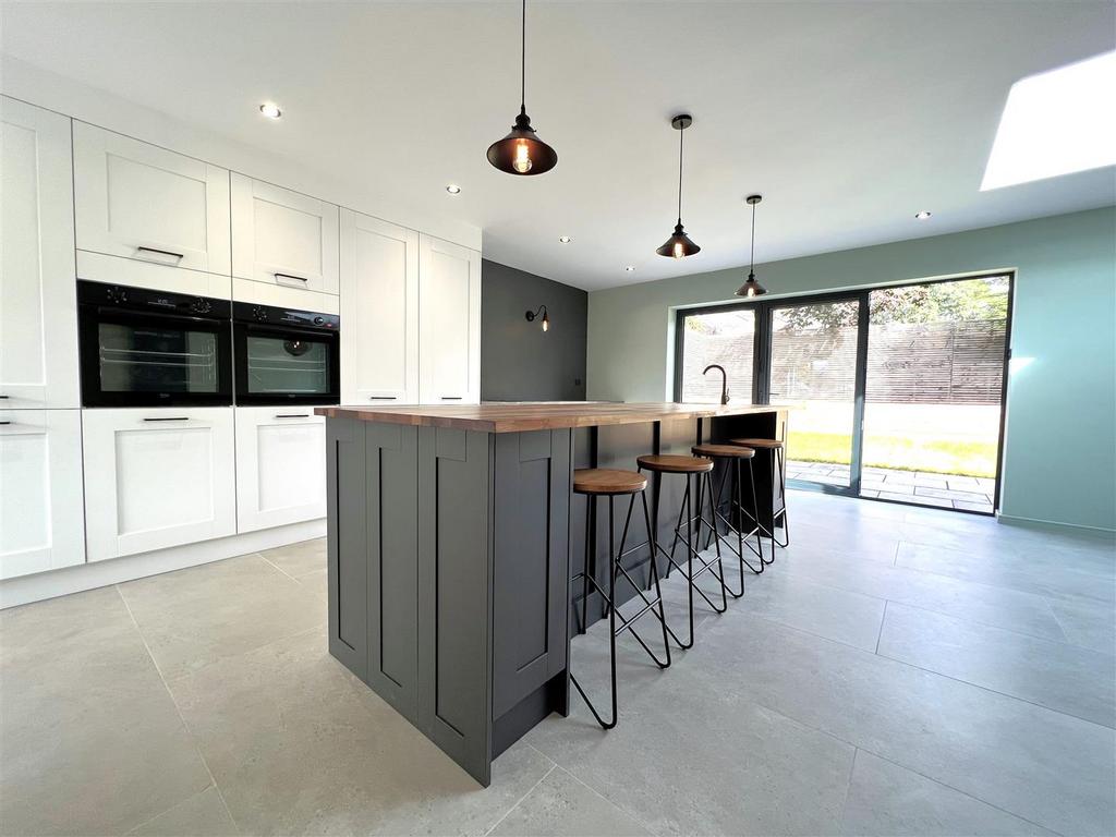 Kitchen breakfast bar.jpg