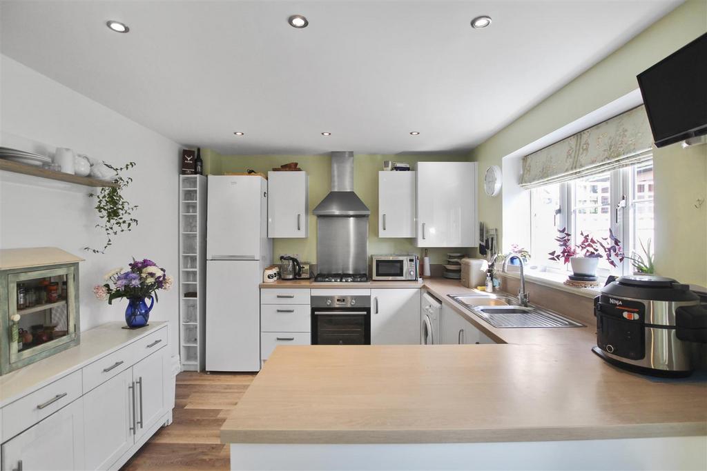 Midland Road, Higham Ferrers, Rushden 3 bed detached house for sale £