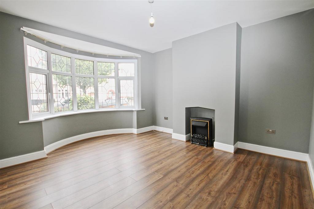 Royston Avenue, SouthendOnSea 3 bed semidetached house £1,850 pcm