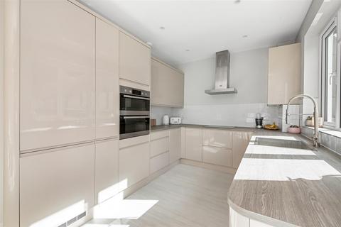 6 Devon Close, Kenley, CR8 5BB