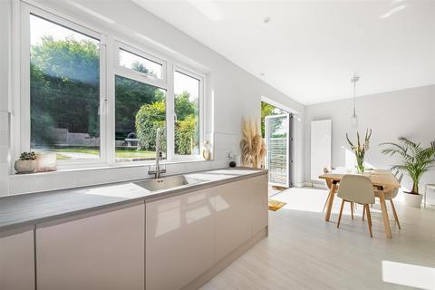 6 Devon Close, Kenley, CR8 5BB