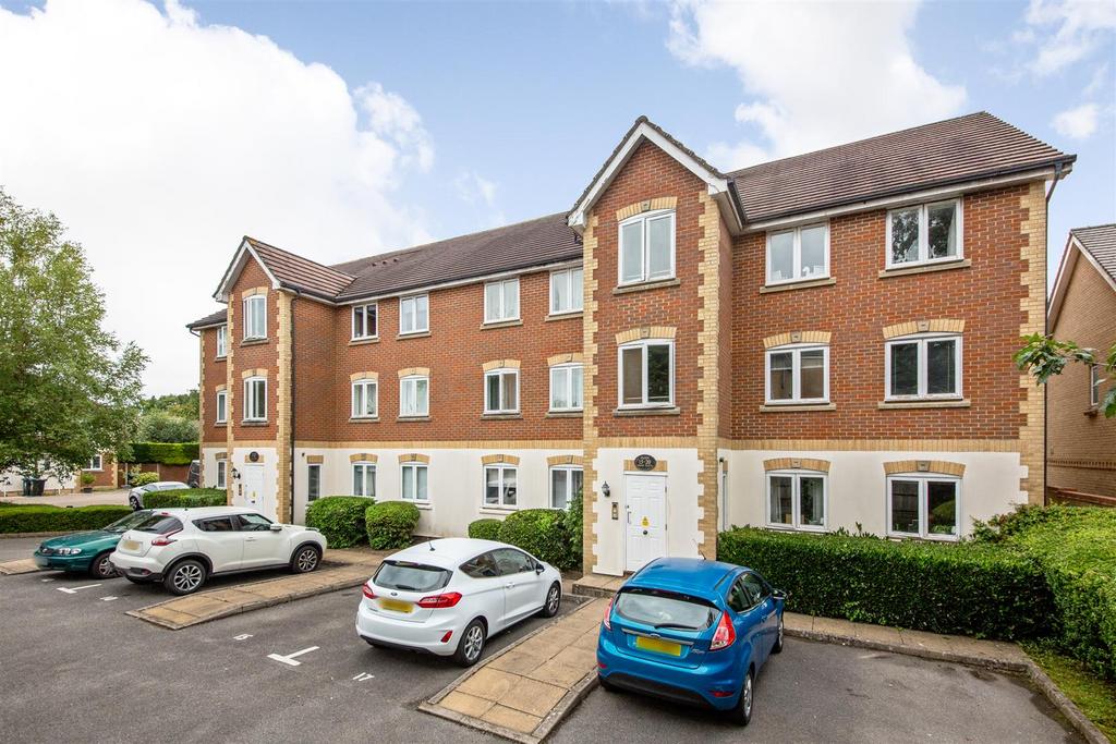 Drew Place, Caterham CR3 2 bed apartment for sale £290,000
