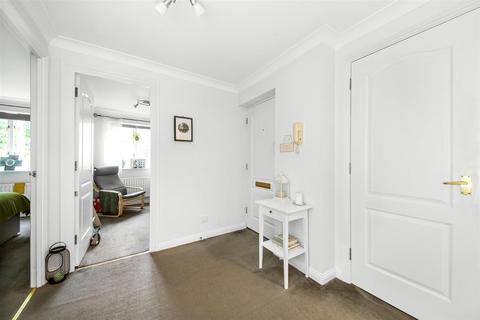 16 Drew Place, Caterham, CR3 5FE