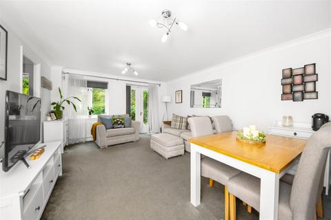 16 Drew Place, Caterham, CR3 5FE