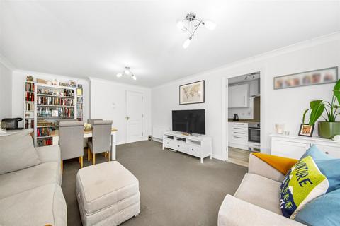 16 Drew Place, Caterham, CR3 5FE
