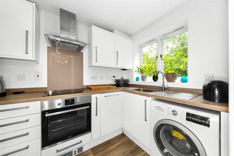 16 Drew Place, Caterham, CR3 5FE