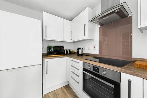 16 Drew Place, Caterham, CR3 5FE