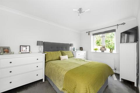 16 Drew Place, Caterham, CR3 5FE