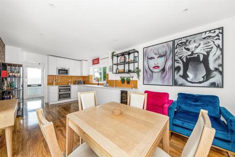 65 Deepfield Way, Coulsdon, CR5 2SR