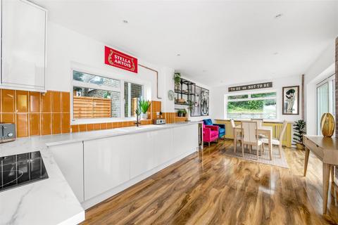 65 Deepfield Way, Coulsdon, CR5 2SR
