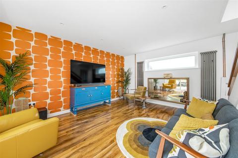65 Deepfield Way, Coulsdon, CR5 2SR
