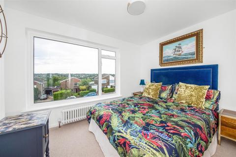 65 Deepfield Way, Coulsdon, CR5 2SR