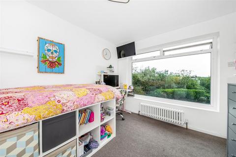 65 Deepfield Way, Coulsdon, CR5 2SR