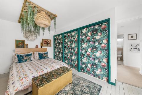 65 Deepfield Way, Coulsdon, CR5 2SR