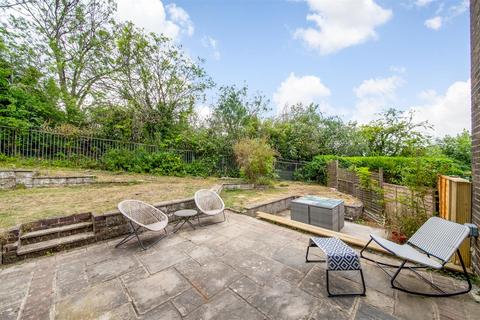 65 Deepfield Way, Coulsdon, CR5 2SR