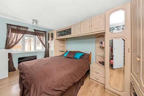 6, Shaw Court Ninehams Road, Caterham, CR3 5LG