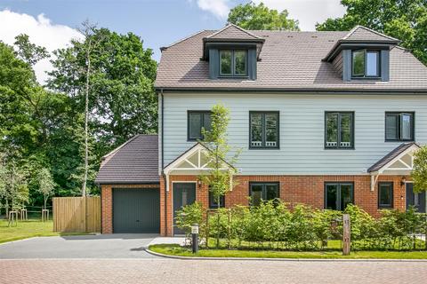 39 Sunnyside Close, East Grinstead, RH19 4QW