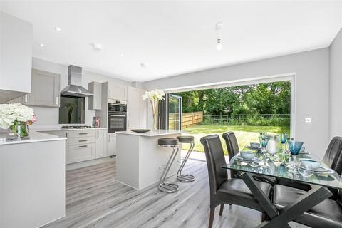 39 Sunnyside Close, East Grinstead, RH19 4QW