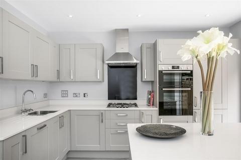 39 Sunnyside Close, East Grinstead, RH19 4QW