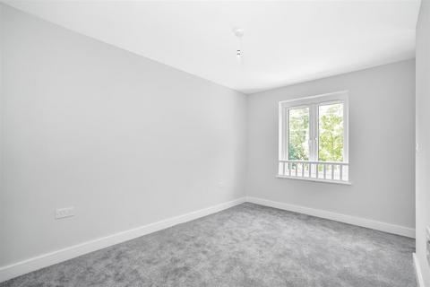39 Sunnyside Close, East Grinstead, RH19 4QW