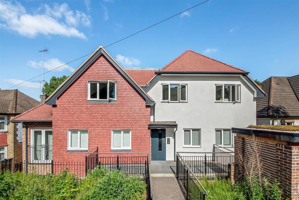 7 Hornchurch Hill, Whyteleafe CR3 2 bed apartment for sale £365,000