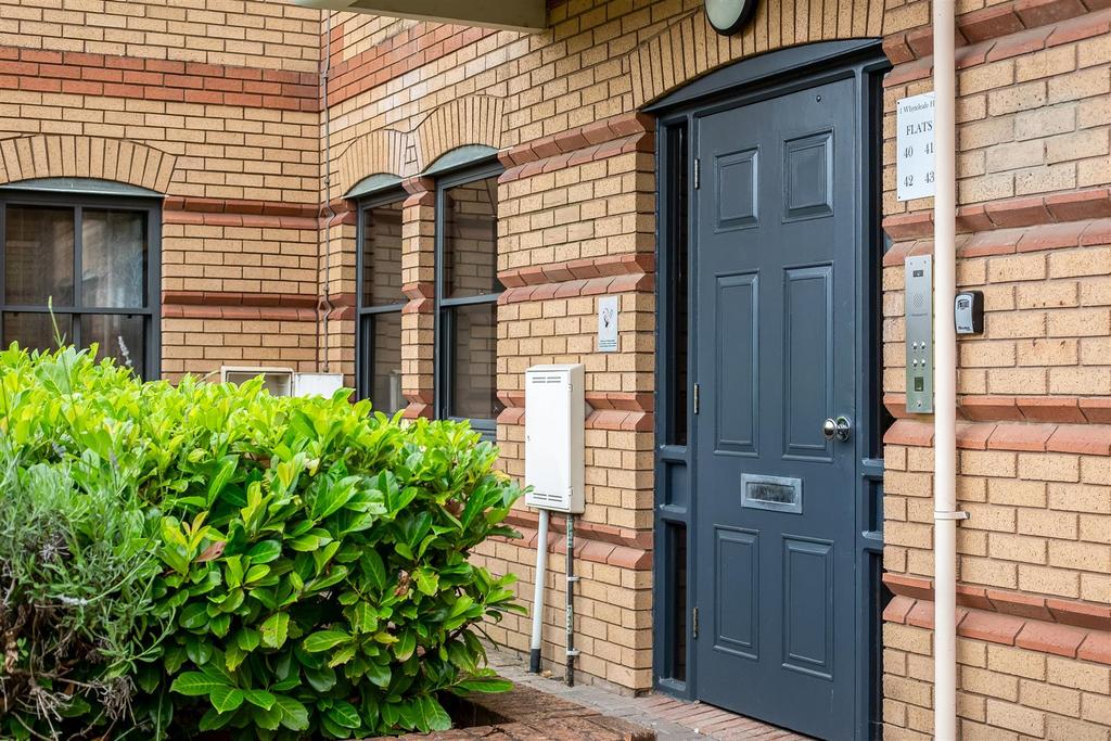1 Whyteleafe Hill, Whyteleafe CR3 2 bed apartment for sale £285,000