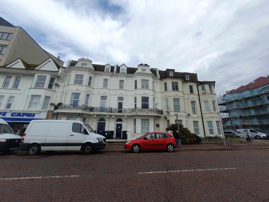 Marina, Bexhill on Sea 2 bed flat £850 pcm (£196 pw)