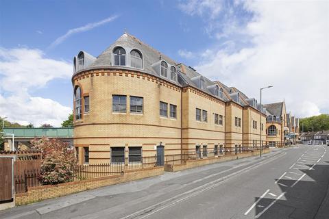 Flat 4, 1 Whyteleafe Hill, Whyteleafe, CR3 0FA