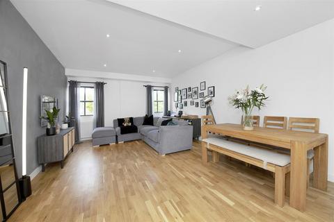 Flat 4, 1 Whyteleafe Hill, Whyteleafe, CR3 0FA