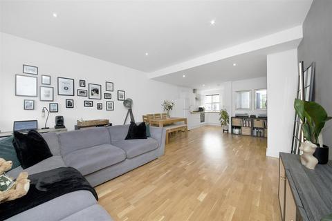 Flat 4, 1 Whyteleafe Hill, Whyteleafe, CR3 0FA