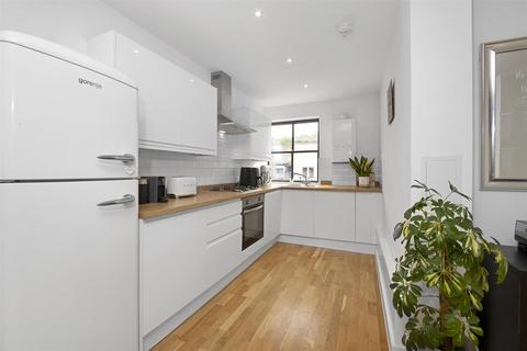 Flat 4, 1 Whyteleafe Hill, Whyteleafe, CR3 0FA