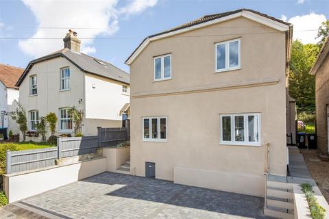 69 Beechwood Road, Caterham, CR3 6NF