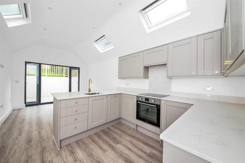 69 Beechwood Road, Caterham, CR3 6NF