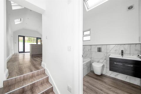 69 Beechwood Road, Caterham, CR3 6NF