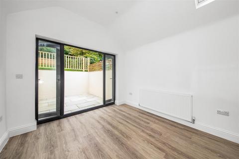 69 Beechwood Road, Caterham, CR3 6NF