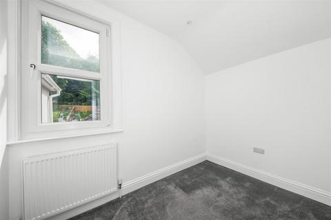 69 Beechwood Road, Caterham, CR3 6NF
