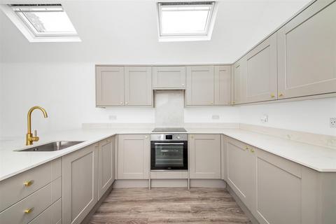 69 Beechwood Road, Caterham, CR3 6NF