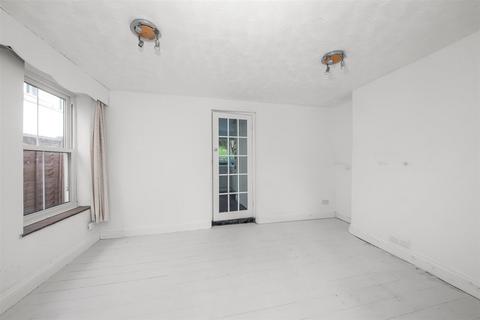 81 Beechwood Road, Caterham, CR3 6NF