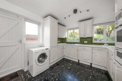 81 Beechwood Road, Caterham, CR3 6NF