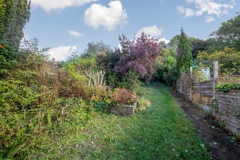 81 Beechwood Road, Caterham, CR3 6NF