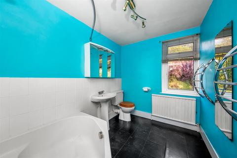 81 Beechwood Road, Caterham, CR3 6NF