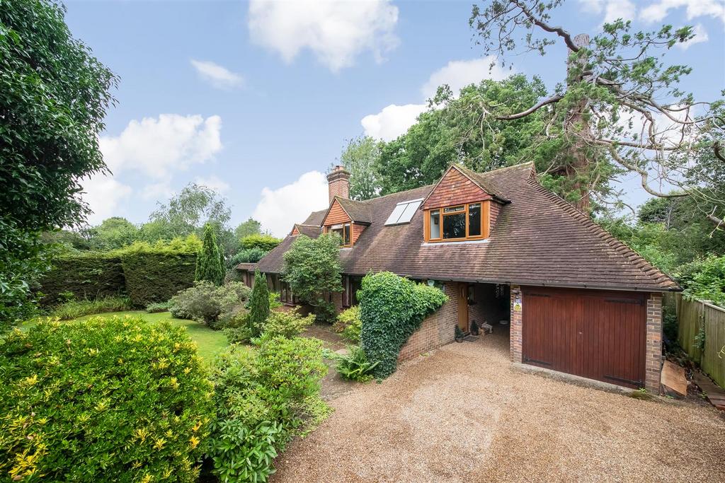 Essendene Road, Caterham CR3 5 bed detached house for sale £900,000