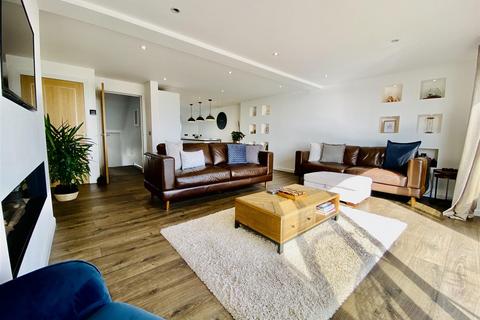5 bedroom townhouse for sale, Victoria Parade, Pwllheli