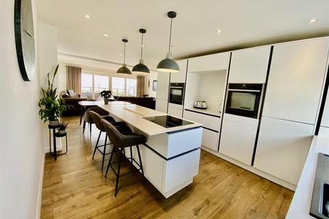 5 bedroom townhouse for sale, Victoria Parade, Pwllheli